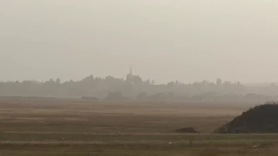 Irak ve Suriye'den gelen toz bulutu Yüksekova'yı kapladı