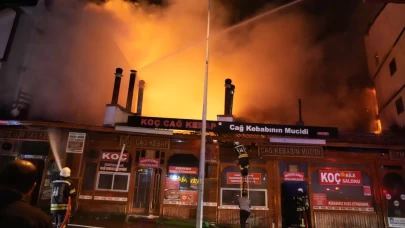 Erzurum’da cağ kebabı dükkanlarında çıkan yangın evlere ve otele sıçradı