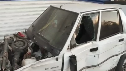 TIR'ın araçlara çarpıp iş yerine girdiği kaza kamerada: 3 yaralı