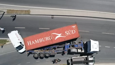 Arnavutköy’de facia ucuz atlatıldı: Kömür yüklü tırın konteyneri böyle yola devrildi