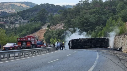 Devrilen zift yüklü kamyon alev aldı, karayolu trafiğe kapandı