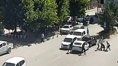 Kombi tartışması hastanede bitti: 5 kişi kiracıyı cadde ortasında sopalarla dövdü