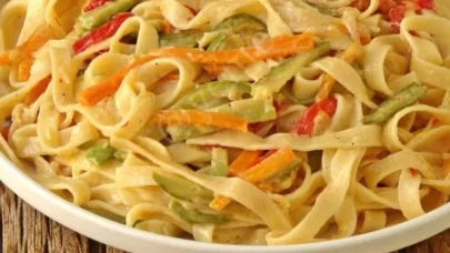 Çocuklara sebze yedirmenin en lezzetli yolu! Renkli makarna tarifleri