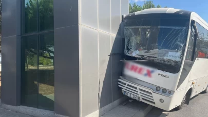 İşçi servisi direğe çarptı: 16 yaralı
