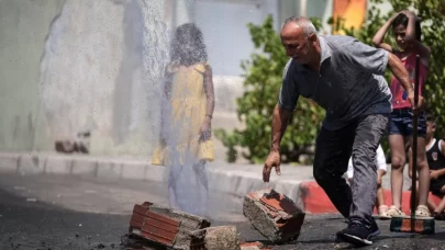 İZSU patlayan su borusunu tamir etmedi, mahalleli isyan etti