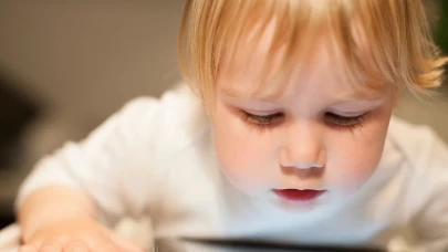 Tablet izleyen çocuklara dikkat! Kalp hastalıklarına neden olabilir