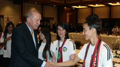 Cumhurbaşkanı Erdoğan, Yüksekovaspor Kadın Futbol Takımı'nı kabul etti