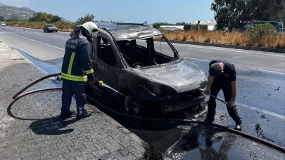 Alanya'da seyir halindeki taksi alev aldı