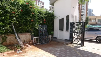 Mersin’de kaza kamerada: Gaza basınca kapıya çarpıp komşusunu ezdi