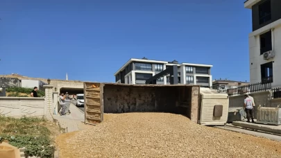 Bursa'da freni boşalan kamyon sitenin duvarına çarparak devrildi