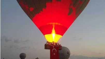 Kapadokya'da balonlar Türk bayraklarıyla uçtu