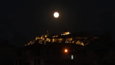 Dolunay, Van Kalesi’yle buluştu