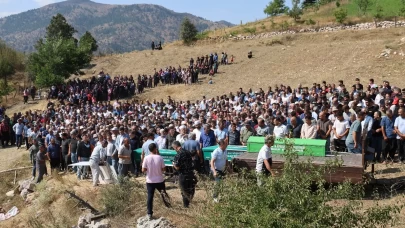 Feci kazada hayatını kaybeden 1'i bebek 5 kişi son yolculuğuna uğurlandı