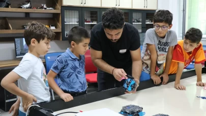 Genç zihinler tatillerini ekranlardan uzakta, teknoloji öğrenerek geçirdiler