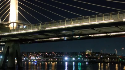 Beyoğlu'nda köprüden denize düştü!