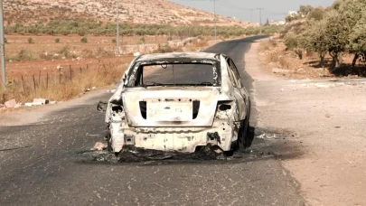 İşgalci İsrailliler, Filistinlilere ait arazi ve araçları ateşe verdi