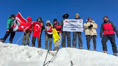 12 sporcu 30 Ağustos'ta Ağrı Dağı'nın zirvesine ulaştı