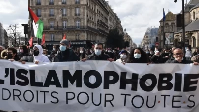 Fransa'da İslamofobik çıkartmalar yapıştıran kişiye 6 ay tecilli hapis cezası verildi