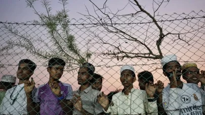 Hindistan, Rohingya mültecilerini denize attı