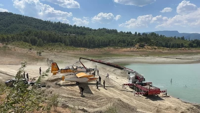 Burdur'da kaza kırıma uğrayan uçak gölden çıkarıldı