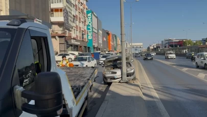 İstanbul'da kaza: E-5 yan yolda refüje çıkan araç elektrik direğine çarptı