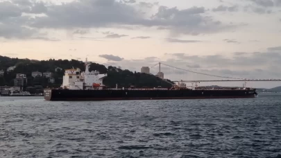 İstanbul Boğazı arızalanan petrol tankeri nedeniyle gemi trafiğine kapatıldı