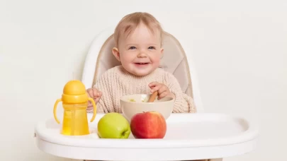 Bebek Beslenme Rehberi 2026: Hangi Ayda Hangi Gıdalar Başlamalı?