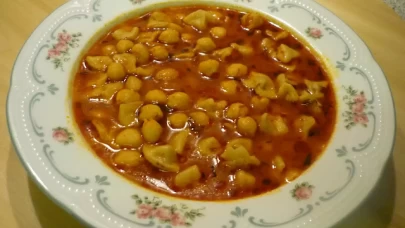 Nohutlu Mantı Çorbası Tarifi: Besleyici ve Lezzetli Sofraların Yıldızı