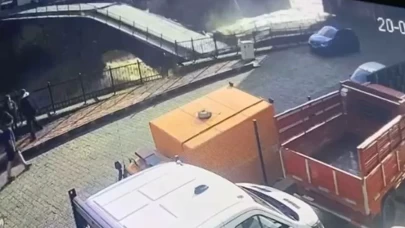 Borçka’da selde tarihi köprünün yıkılma anı kamerada