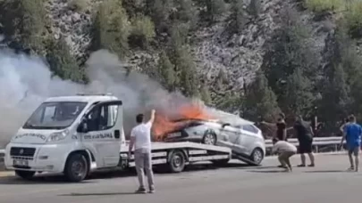 Çekici üzerindeki otomobil alev alev yandı