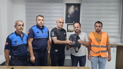 Hatay'da duyarlılık örneği: İçerisinde altın ve döviz olan çantayı, sahibine teslim etti