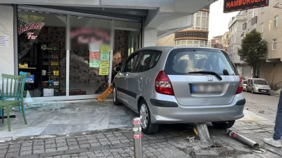 Fren yerine gaza bastı, önce yayaya ardından büfeye çarptı: 1 yaralı