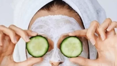 Salatalık maskesi ile daha canlı bakışlar