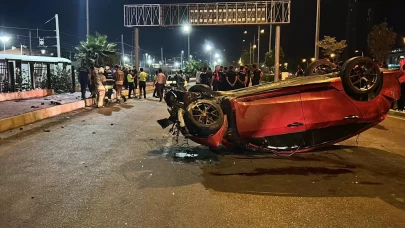 Otomobil, kaldırımda yürüyen yayalara çarptı: 3 ölü, 3 yaralı