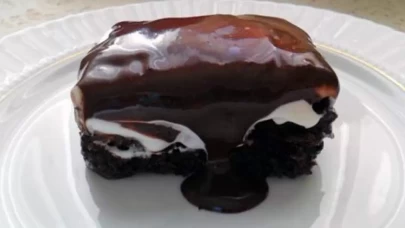 Ağlayan Kek Nasıl Yapılır? İşte Sosu ve Kıvamıyla Nefis Ağlayan Kek Tarifi