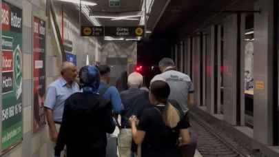 Çocukların çarptığı yaşlı adam metro raylarına düştü