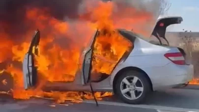 Edirne'de seyir halindeki otomobil alev alev yandı