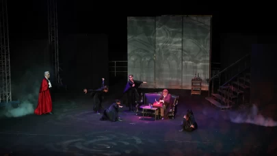 KKTC'de "Girne Fest 25" kapsamında "Dracula: Bir Dehşet Komedisi" sahnelendi