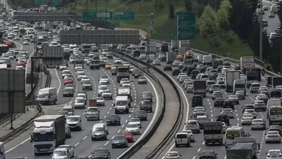 İstanbul’da yağmur ulaşımı aksattı: Trafik kazaları yolda tıkanıklık yarattı