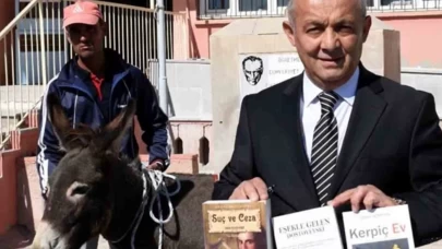 Ardahan'da bir gurbetçi eşekle dolaşıp öğrencilere kitap ve kırtasiye malzemesi dağıttı