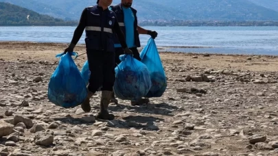 Sapanca Gölü çevresinden 2 ton atık toplandı