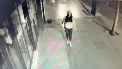 Otomobil mağazaya çarptı; kazadan saniyelerle kurtuldu