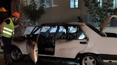 Park halindeki otomobil, kontağı çalıştırılınca alev aldı