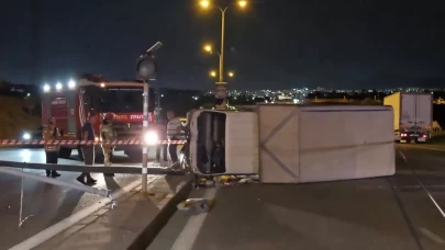 Tuzla’da aydınlatma direğine çarpan kamyonet devrildi: 2 yaralı