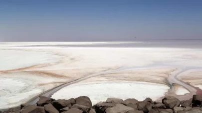Kuraklıkla boğuşan İran'daki Urumiye Gölü tamamen kurudu