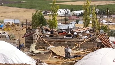 Ağrı'da fırtına 44 ev ve 30 ahırın çatısını uçurdu