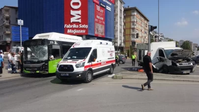 Yolcu otobüsü ile kamyonet çarpıştı