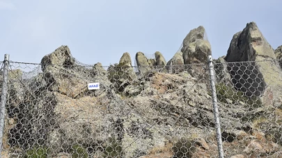 Afyonkarahisar'da kayaların yerleşim bölgesine düşmesi çelik ağlarla engellendi