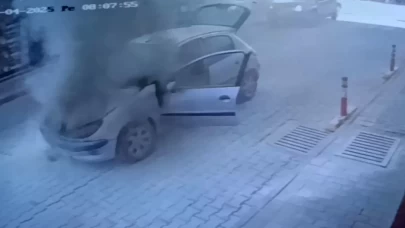 Antalya'da seyir halindeki araç alev alev yandı: O anlar kameralarda