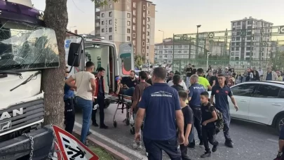 Kayseri'de refüjdeki ağaca çarpıp sıkışan kamyonun sürücüsü kurtarıldı